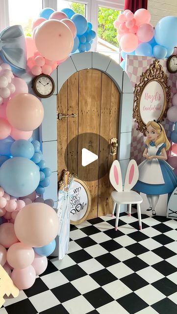 Alice In Wonderland Ideas Decoration, Alice And Wonderland Backdrop, Onederland Balloon Garland, Alice In Wonderland Birthday Theme, Alice In Wonderland Backdrop, Alice In Wonderland Theme Party, Alice In Wonderland Themed Party, Balloons Decor, Onederland Birthday Party