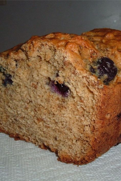 Looking for easy bread recipes? Try baking this blueberry bran loaf. Use All Bran, orange juice, and blueberries to bake this quick bread for breakfast, a snack, or dessert. You will love this blueberry bread recipe! #bread #breadrecipes #bakingbread #howtobakebread Bran Buds, Quesadilla Recipes Beef, Blueberry Quick Bread, Kale Smoothie Recipes, Blueberry Bread Recipe, Cream Cheese Fruit Dip, Bread For Breakfast, Blueberry Loaf, Foil Packet Meals