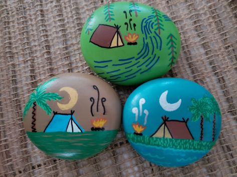 Simple Camping Painting, Rock Painting Mountains Easy, Camping Painted Rocks Ideas, Camping Rock Painting, Camping Painted Rocks, Summer Rock Painting Ideas, Camper Art, Diy Rock Art, Painted Rock Animals