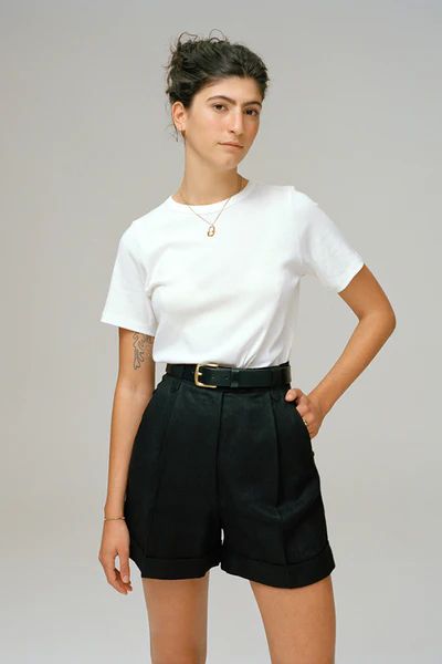 Tailored Shorts Outfit, Linen Shorts Outfit, Black Linen Shorts, Black Shorts Outfit, Look Office, Shorts Outfit, Tailored Shorts, Black Linen, Linen Shorts