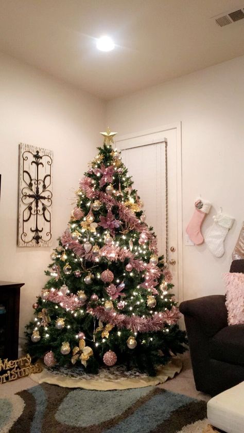 Pink Christmas tree decor , love how this all came together !! Pink and mauve Christmas around here. Mauve Christmas Tree, Mauve Christmas, Pink Christmas Tree Ideas, Pink Christmas Tree Decor, Traditional Colonial, Colonial Christmas, Pink Christmas Decorations, Gift Drawing, Christmas Tree Inspiration