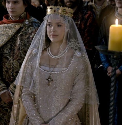 Medieval Maiden Aesthetic, Medieval Aesthetic Princesses, Medieval Aesthetic Outfit, Medieval Princess Aesthetic, Camelot Aesthetic, Middle Ages Aesthetic, Medieval Dress Aesthetic, Medieval Bride, Tudor Aesthetic