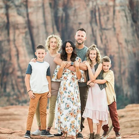 Large Family Spring Pictures, Floral Family Pictures Outfits, Big Family Photo Shoot Ideas Summer, Large Family Pictures Outfits, Colorful Family Photoshoot, Family Photo Ideas Spring, Dressy Family Photos, Family Spring Pictures Outfits, Family Posing Ideas With Older Kids