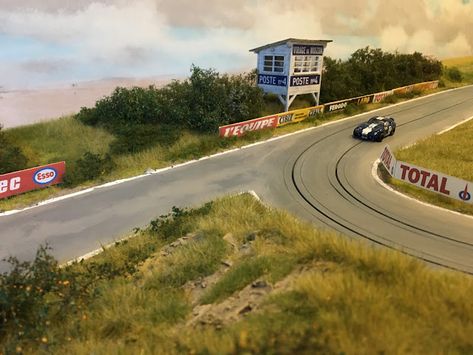 REIMS:64 - CUSTOM h0 SLOT CAR RACETRACK - CIRCUIT REIMS-GUEUX Nascar Race Tracks, Scalextric Track, Slot Car Race Track, Ho Slot Cars, Race Tracks, Slot Car Racing, Slot Car Tracks, Nascar Race, Slot Car