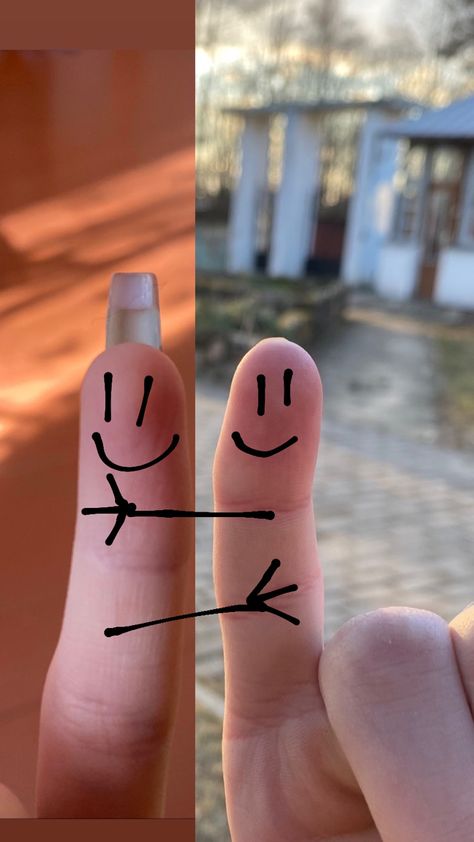 Finger Couple Wallpaper, Long Distance Best Friend Photo Ideas, How To Make Online Friends On Instagram, Finger Couple Photo, Finger Drawing Couple, Finger Couple Instagram Story, Online Friends Photo Ideas, Long Distance Friendship Pics, Long Distance Friendship Photo Ideas