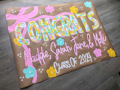 The color combo and style is everything 🤩💐💕 Kraft Paper Banner, Grad Party Banner, Painted Banners, House Manager, Painted Banner, Sorority Banner, Grad Banner, Birthday Signs, Senior Stuff