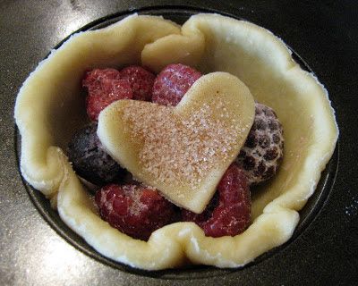 Small Pies, Berry Pies, Pampered Chef Inspired Recipes, Mini Cherry Pies, Mini Tart Recipes, Mini Pie Crust, Mixed Berry Pie, Heritage Recipes, Leftover Pie