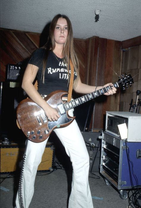 Lita Ford Sandy West, The Runaways, Lita Ford, Rock Guitarist, Women Of Rock, Guitar Girl, Female Guitarist, Female Musicians, Joan Jett