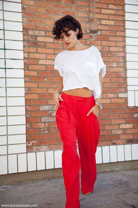 Karla Deras, Plain White T Shirt, Red Trousers, Quoi Porter, Plain White Tee, Crop Top Outfits, Red Pants, Pantalon Large, Fashion Girl