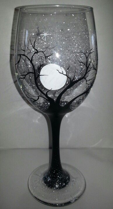 Halloween wine glasses Halloween Wine Glasses, Wine Glass Designs, Diy Wine Glasses, Decorated Wine Glasses, Painting Glass, Glass Painting Designs, Halloween Wine, Wine Glass Crafts, Wine Glass Art