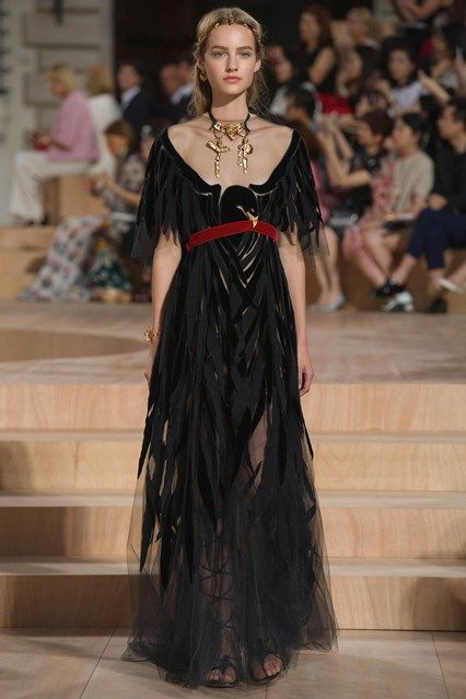 Valentino Autumn/Winter 2015-16 Couture.MILLE HOMINES PER SAECULA ROMAM - A thousand roads leads men forever to Rome,Alain de Lille , 591 in Liber Parabolarium.Eagle is a symbol of Imperial Rome. Valentino 2015, Rock Dress, Couture 2015, Valentino Collection, Miroslava Duma, Valentino Haute Couture, Collection Couture, Valentino Couture, Valentino Women