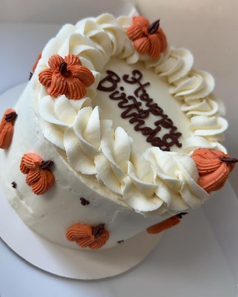 A fall themed birthday cake with buttercream pumpkins ✨ #cake #buttercream #pumpkinseason #birthdaycake #bakedwithlove #cakedecorating Thanksgiving Decorated Cakes, November Birthday Cake, Buttercream Pumpkins, Thanksgiving Cake Designs, Fall Themed Birthday Cake, Thanksgiving Birthday Cake, November Cake, Fall Cake Designs, Fall Cake Decorating