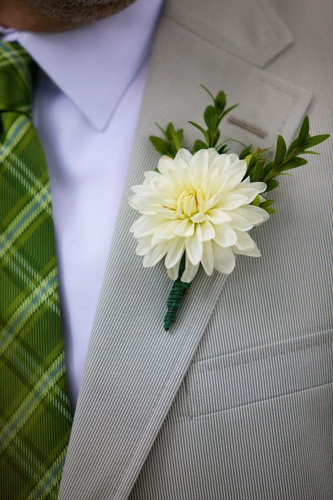 A Perfect Country Wedding — Getting more and more excited about dahlia... White Dahlia Boutonniere, Dahlia Boutonniere Wedding, Simple Groom Boutonniere, Dahlia Boutineer, Dahlia Buttonhole, Dahlia Corsage, Dahlia Boutonniere, Grooms Boutonniere, Dahlias Wedding