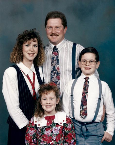 Home Office Immediately following the portrait session everyone in this family headed out for a job interview. Funny Family Portraits, Awkward Family Pictures, Awkward Family Portraits, Vintage Family Pictures, 80s Photography, Funny Family Photos, Family Portrait Poses, Awkward Family Photos, Family Photo Pose