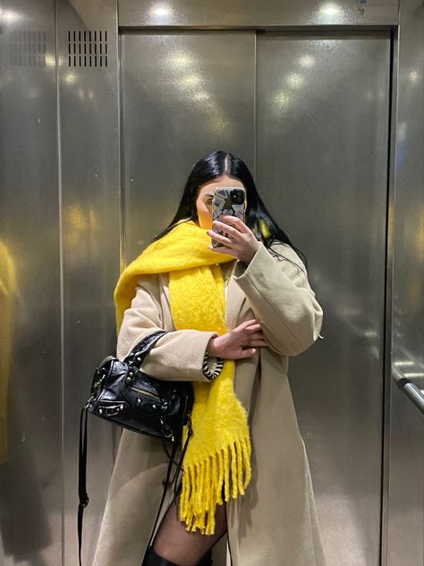 Yellow Scarf Outfit Winter, Yellow Scarf Outfit, Outfit With Yellow, Yellow Shawl, Scarf Outfit Winter, Yellow Scarf, Scarf Outfit, Outfit Winter, Clothing Essentials