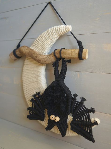 Macrame Halloween Decor Diy, Witchy Macrame Diy, Macrame Bats Diy, Macrame Fall Diy, Macrame Ghost Diy, Spring Macrame Ideas, Macrame Bat, Macrame Ghost, Halloween Macrame