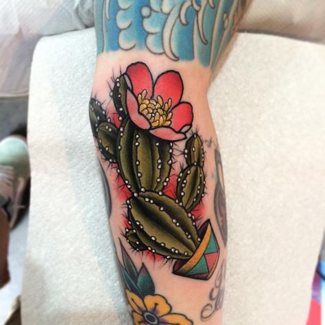 Cactus Flower Tattoo Traditional Cactus, Succulent Tattoo, Tattoo Modern, Pineapple Tattoo, Cactus Tattoo, Street Tattoo, Traditional Tattoo Sleeve, Theme Tattoo, Tattoo Traditional