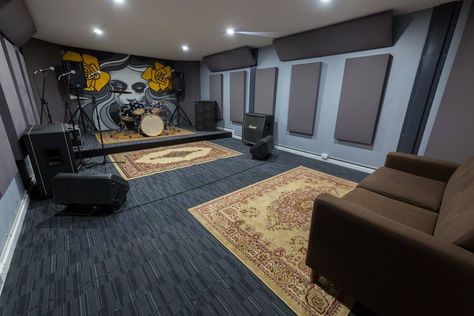 Music Studio Ideas, Studio Music Room, Music Studio Decor, Music Room Design, Home Recording Studio Setup, Recording Studio Setup, Rehearsal Studios, Drum Room, Home Studio Ideas