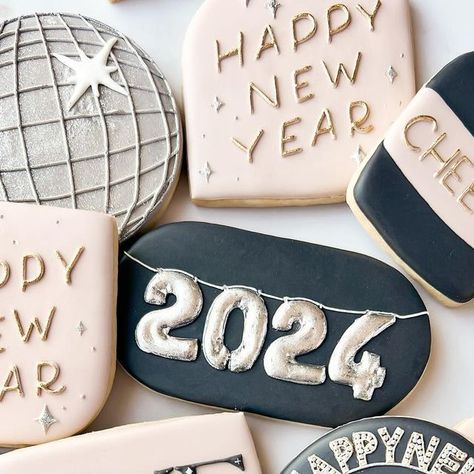 Liz - Cookie Artist on Instagram: "New Year's Eve cookies from last night 🥳 Can't believe it's already 2024! Happy New Year everyone! 🎊 #newyearsevecookies #newyearscookies #nyecookies #nye2023 #discoballcookies #champagnecookies #cocktailcookies #newyearsparty #newyearseveparty #ballooncookies #fireworkcookies #partycookies #bachelorettecookies #engagementcookies #miamicookies #orlandocookies #miamicustomcookies" New Year’s Eve Cookies, Disco Ball Cookies, Happy New Year Eve, Bachelorette Cookies, Engagement Cookies, Balloon Cookies, New Years Cookies, Happy New Years Eve, New Year Eve