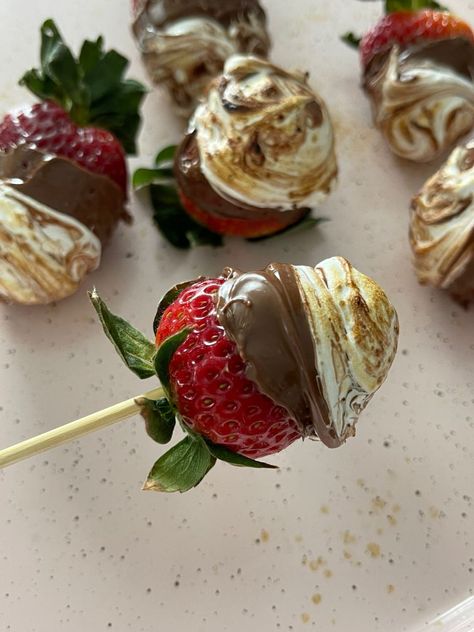 Strawberry And Marshmallow Skewers, Marshmallow Food Ideas, Bonfire Snacks Ideas, Smores Strawberries, Party Baking Ideas, Strawberry Meals, Food With Strawberries, S’mores Aesthetic, Anniversary Dessert Ideas