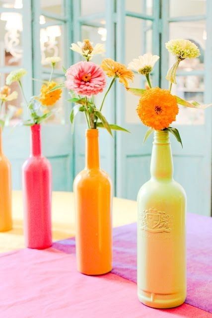 Painted Bottles Flowers, Spring Flower Centerpieces Diy, Cheap Easy Centerpieces For Party, Wine Bottle Vases Centerpiece, Fun Centerpieces For Party, Retro Centerpieces, Mirror Table Decor, Spring Centerpiece Ideas, Fun Centerpieces