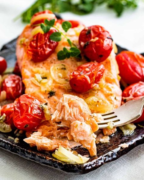 This Baked Salmon with Roasted Tomatoes weighs in at a mere 388 calories per serving with 10 min of prep and only 30 minutes of cooking time! #salmon #recipe Frozen Salmon Recipe, Roasted Tomato Recipes, Jo Cooks, Frozen Salmon, Healthy Weeknight Meals, Baked Tomatoes, Healthy Salmon, Salmon Pasta, Salmon Dishes