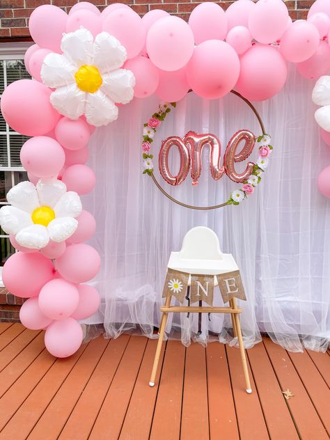 Daisy Backdrop Birthday, 1st Birthday Backdrop Girl, 1st Birthday Girl Backdrop Ideas, First Birthday Simple Decorations, Flower Theme 1st Birthday Party, 1 Birthday Decoration Ideas Girl, Daisy 1st Birthday Party Decorations, Decoration For First Birthday Girl, Daisy Backdrop Party Ideas