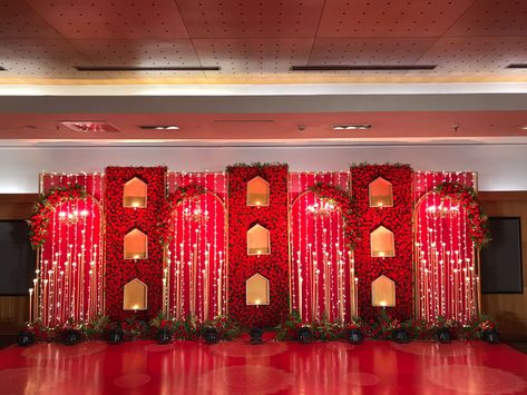 Red Wedding Theme Indian, Red Wedding Stage Decor, Red Wedding Stage, Varmala Stage Decor, Wedding Stage Design Backdrop Ideas, Indian Wedding Backdrop, Sangeet Backdrop, Stacked Tile, Stage Decoration Photos