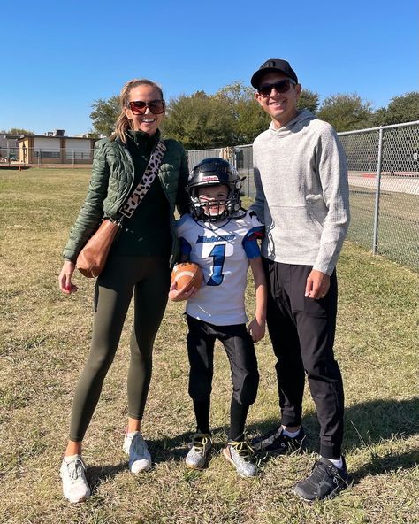 Game Day Outfits for Your Kid's Sports - Merrick's Art Spring Baseball Mom Outfits, Soccer Game Mom Outfit, Saturday Football Outfit Casual, Summer Game Day Outfit Mom, Cold Weather Soccer Mom Outfits, Soccer Mom Outfits Fall, Trendy Soccer Mom Outfit, Track Meet Outfit Mom, Fall Soccer Game Outfit