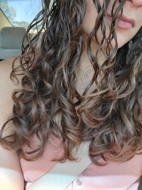 Ondulado 2c, Ringlets Hair, Noodle Hair, Perfect Wavy Hair, Wavy Hair Care, Frizzy Curly Hair, Curly Hair Care Routine, Wavy Curly Hair, Curly Hair Routine