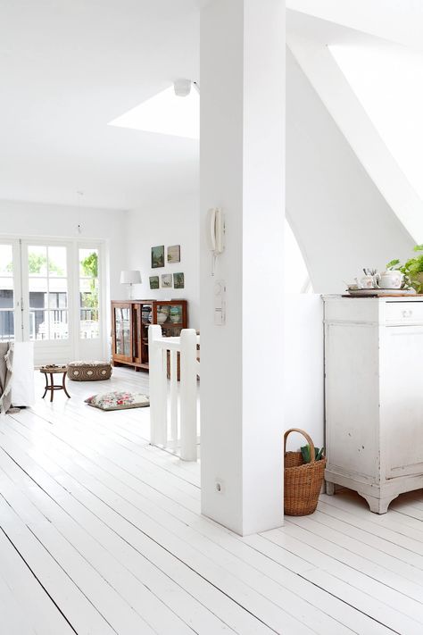 20 inspirations pour un parquet blanc White Painted Floors, White Wooden Floor, Interior Design Per La Casa, 아파트 인테리어, White Floors, Design Del Prodotto, White Rooms, Painted Floors, Wood Flooring