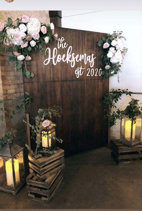 Door Photo Backdrop Wedding, Rustic Photobooth Wedding, Pallet Backdrops For Wedding, Diy Wedding Reception Photo Backdrop, Rustic Back Drop For Wedding, Wood Background For Wedding, Rustic Wedding Photo Booth Backdrop, Wedding Photo Booth Backdrop Diy, Country Backdrop Ideas