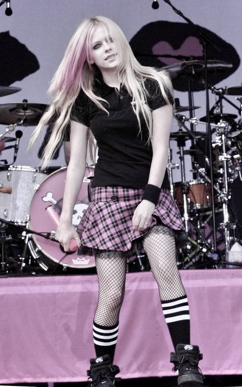 Avril Lavigne Outfits, Avril Lavingne, Avril Lavigne Photos, Avril Lavigne Style, The Best Damn Thing, Fest Outfits, 2000s Outfits, Bill Kaulitz, Alt Fashion