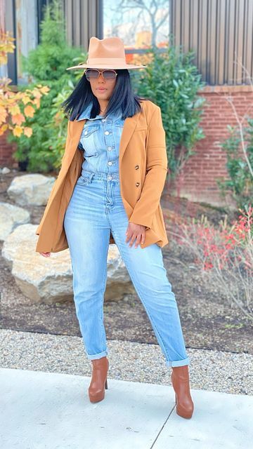 Denim Jumpsuit With Boots, Jumpsuit With Blazer, Jumpsuit With Boots, Jumpsuit And Boots, Denim Jumpsuit Outfit, Business Professional Attire, Blazer Outfits Casual, Jumpsuit Outfits, Jumpsuit And Blazer