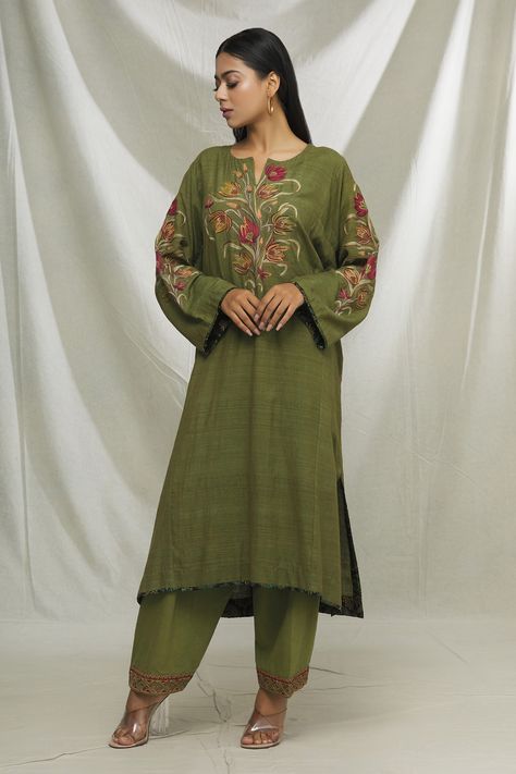 Kashmiri Outfits For Women, Kashmiri Suits, Kashmiri Work, Best Designer Suits, Simple Kurta Designs, Kurti Patterns, Salwar Designs, Pakistani Fashion Casual, Kurti Embroidery Design