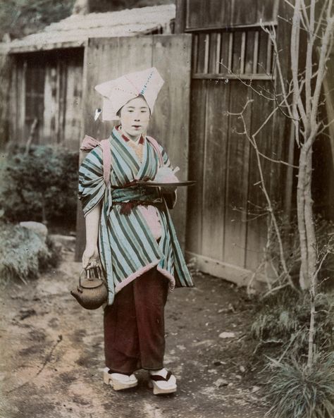 Tea In Garden, Pictures Of Japan, Spinning Cotton, Archer Characters, 19th Century Women, Colorized Photos, Vintage Everyday, Samurai Warrior, Vintage Japan