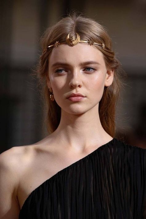 Valentino Couture, Couture Accessories, Camp Half Blood, Woman Face, Couture Fashion, Hair Jewelry, Color Inspiration, Lany, Headpiece