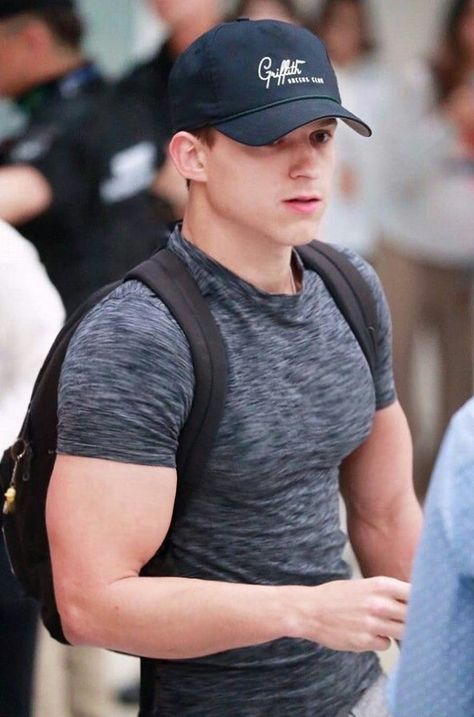 Muscle Morph Tom Holland Abs, Muscle Morph, Shirtless Actors, Tom Holland Imagines, Tom Holland Peter Parker, Tom Holland Spiderman, Tommy Boy, Muscular Men, Fashion Mistakes