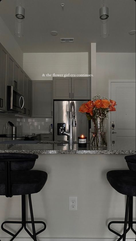 Apartment Decor Inspo Modern, Kitchen Salon Ideas, Black And White Kitchen Ideas Apartment, Black Kitchen Aesthetic Apartment, Apartment Barstools Kitchen Bars, Interior Decor Apartment, First Apartment Kitchen Ideas, Grey Themed Apartment, Modern Black Apartment Decor