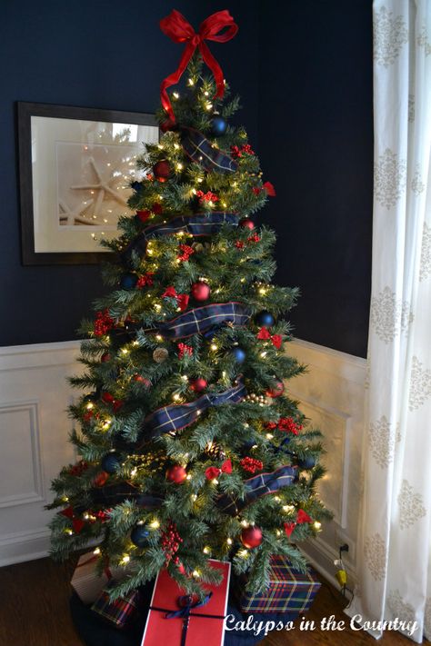 Red and Blue Christmas Tree in navy room Red And Blue Christmas Tree, Red And Blue Christmas, Christmas Tree Colour Scheme, Ideas Decoracion Navidad, Blue Christmas Tree Decorations, Christmas Tree Inspo, Christmas Tree Decorating Ideas, Tree Decorating Ideas, Christmas Tree Decorating