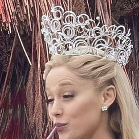 Ariana Glinda, Glinda Crown, Glinda Upland, Ariana Core, Wicked 2024, Oz Aesthetic, Glinda Wicked, Ariana Grande Hair, Wicked Movie