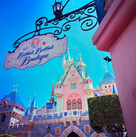 My happy place 🌴 Disneyland Background, Disneyland Summer, 2016 Aesthetic, Disneyland Aesthetic, Bibbidi Bobbidi Boutique, Disneyland Attractions, Pink Castle, Aesthetic Girly, Summer 2014