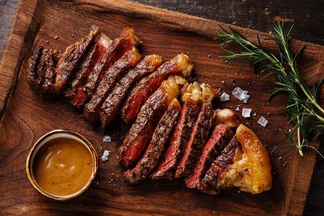 Striploin Steak, Beer Sauce, Sauce Au Poivre, Pepper Sauce Recipe, Beef Steak Recipes, Peppercorn Sauce, Steak Cuts, Sliced Steak, Everyday Dishes