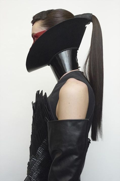 Gareth Pugh A/W2015 Ph. Timo Wirsching Extreme Fashion, Mode Editorials, Another Magazine, Sci Fi Fashion, Test Shoot, Gareth Pugh, Fashion Moments, Weird Fashion, Futuristic Fashion