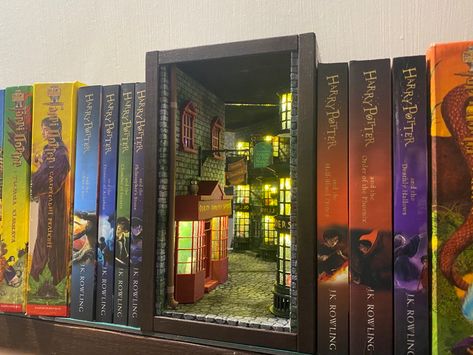 This is a magical miniature street (Diagon Alley) from the story we all know about the boy who survived. This is the version with lights in the windows. Bookshelf Diorama, Nook Bookshelf, Miniature Street, Bookshelf Insert, Bamboo Plywood, Books Bookshelf, Library Decor, Book Nook, Book Nooks