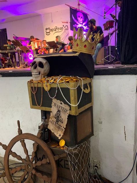 #pirates #humanskull #treasure box #ship Pirate Trunk Or Treat Ideas For Suv, Pirate Party Decorations Diy, Pirates Decorations, Bierocks Recipe, Pirate Halloween Decorations, Fall Crafts Decorations, Pirate Props, Pirate Party Decorations, Pirate Skeleton