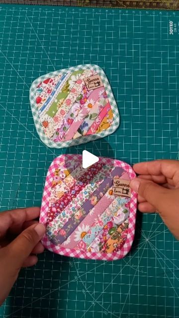 Patchwork Small Projects, Homemade Coasters Fabric, Scrap Fabric Crafts No Sew, How To Make Fabric Coasters, Scrappy Sewing Projects, How To Make Pot Holders, Quilt Scrap Projects, Fabric Coasters Diy, Coaster Sewing Pattern