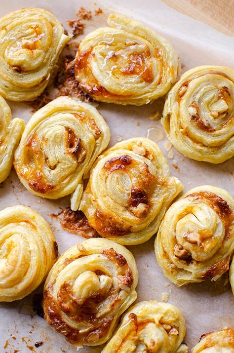 Puff Pastry Brie Bites Brie Bites Puff Pastry, Puff Pastry Brie, Pastry Brie, Sweet Puff Pastry, Fall Recipes Appetizers, Fall Appetizers Easy, Puffed Pastry, Savory Puff Pastry, Brie Puff Pastry