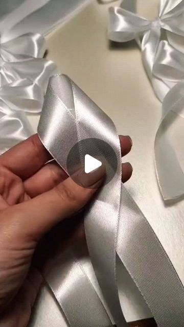 Ribbon Macrame, Ribbon Gift Wrapping, Gift Ribbon Ideas, How To Do A Bow With Ribbon, Bow With Ribbon, Bow Ribbon, Bow Decorations, How To Make Bows With Ribbon, How To Make A Bow