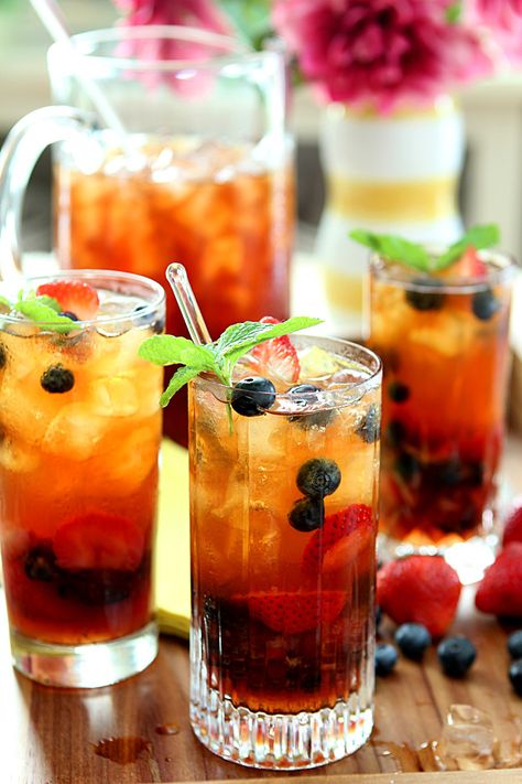 Iced Tea Recipes - Berry Iced Tea with Honey Mint Syrup Berry Iced Tea, Tea With Honey, Mint Syrup, Iced Tea Recipes, Very Berry, Smoothie Drinks, Non Alcoholic Drinks, Sweet Tea, Tea Recipes